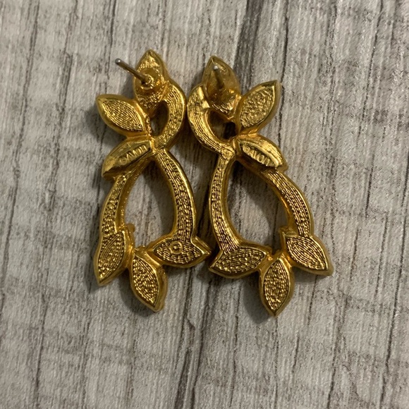 Avon Vintage Vine Design Earrings - Picture 4 of 4